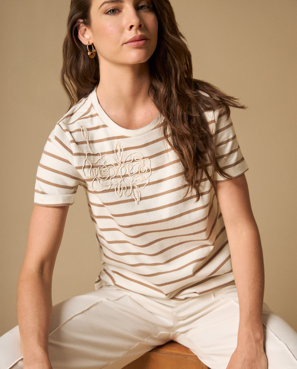 Camiseta manga corta con rayas y bordado frontal para mujer - Crudo 34_101H001_CRU111001_0