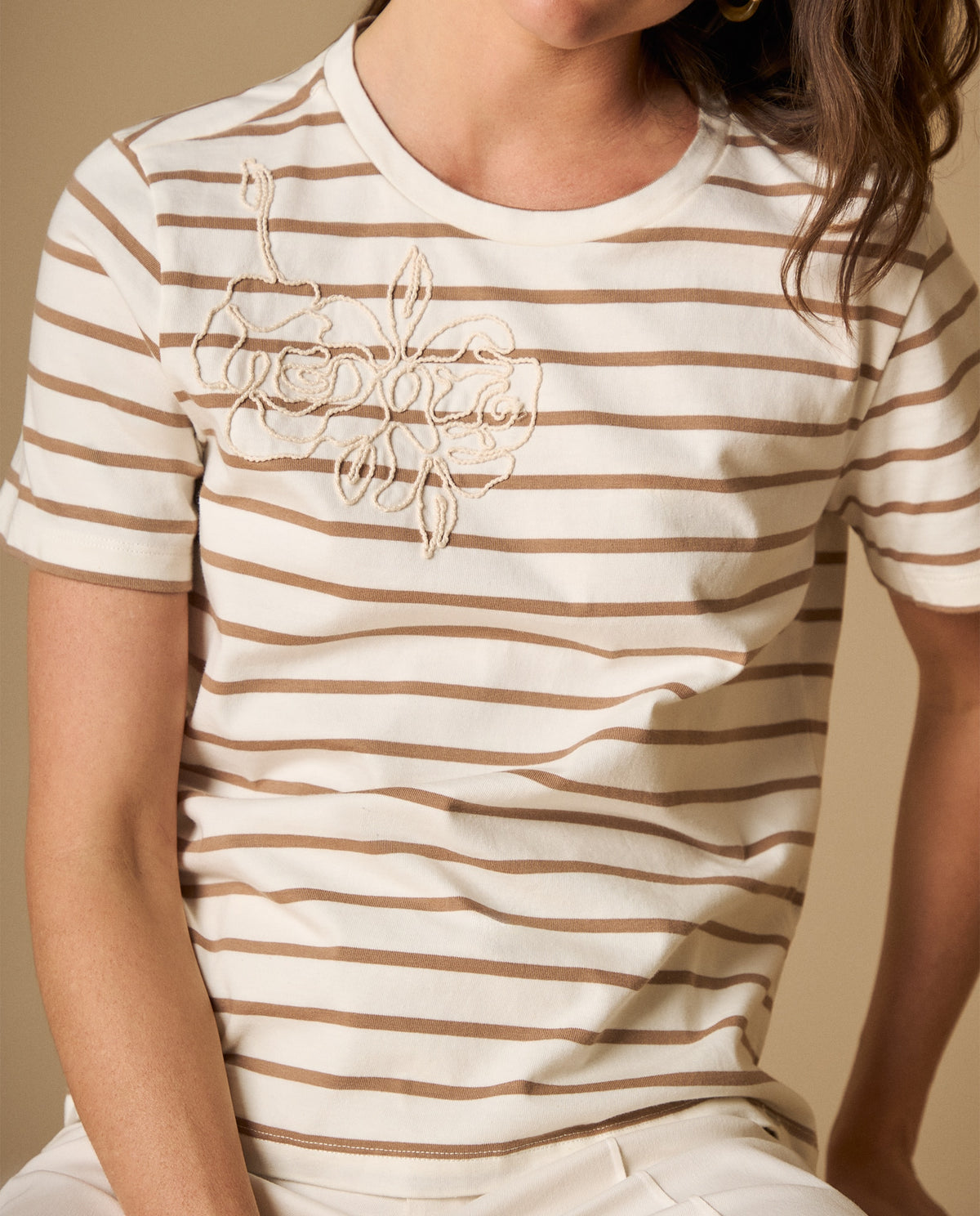 Camiseta manga corta con rayas y bordado frontal para mujer - Crudo 34_101H001_CRU111001_4