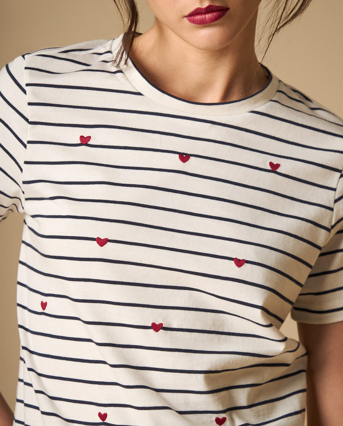 Camiseta rayas con estampado de corazones para mujer - Crudo 34_101H008_CRU110604_0