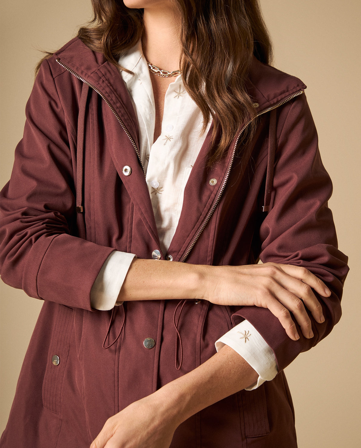 Chaqueta con capucha y cordones ajustables para mujer - Café 34_121H919_CAF181142_3