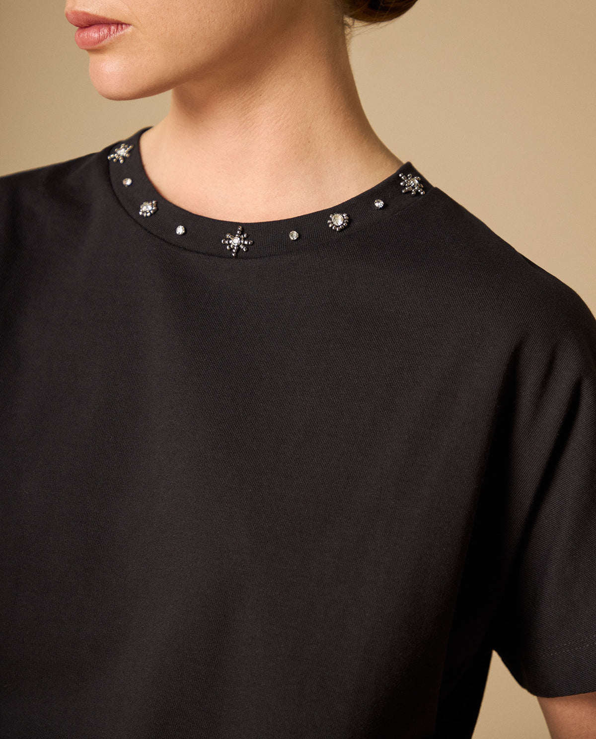 Camiseta cuello redondo con detalles metálicos para mujer - Negro 34_401H008_NEG190303_4