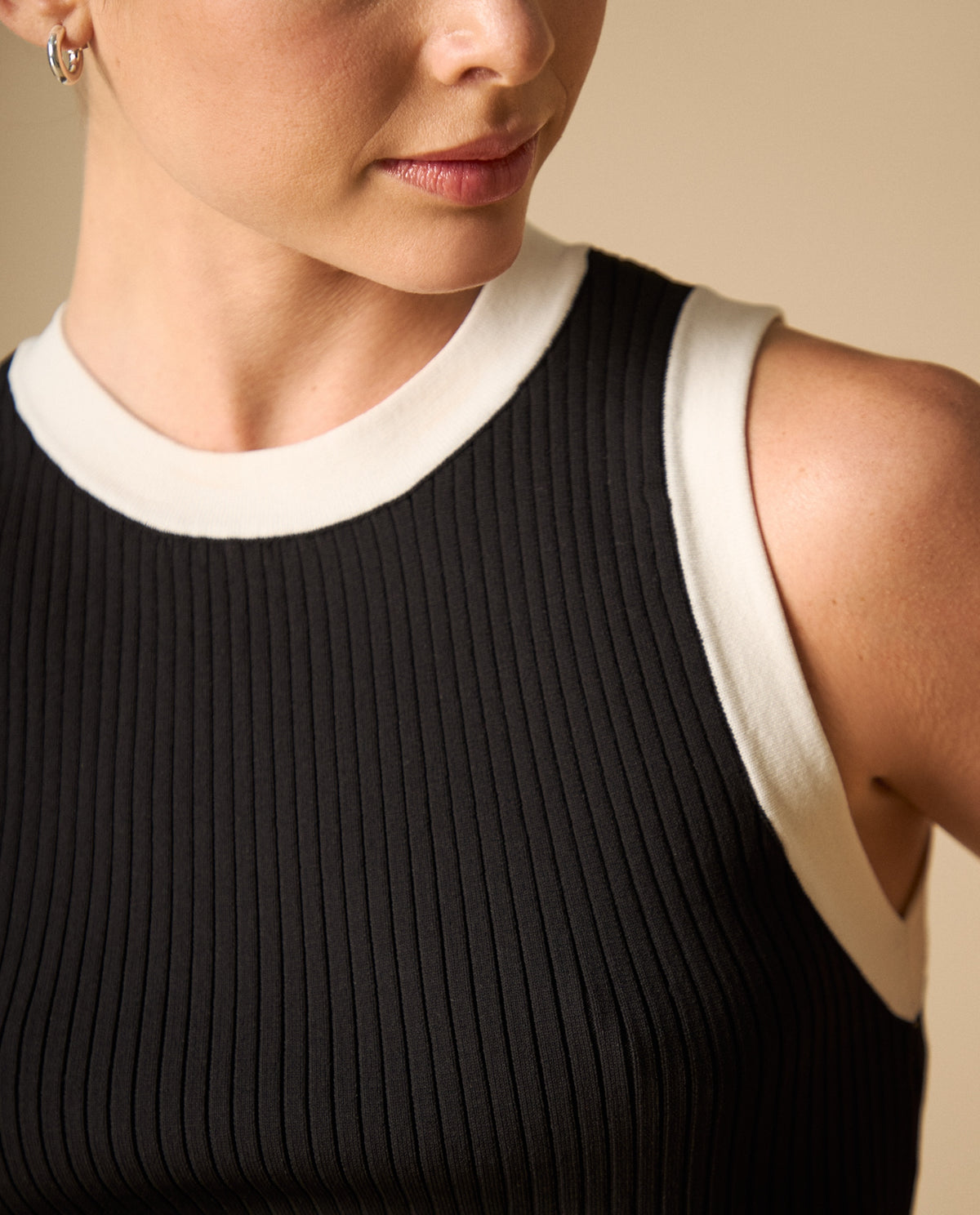 Camiseta sin mangas acanalada con ribetes contrastantes para mujer - Negro 34_401H200_NEG194218_3