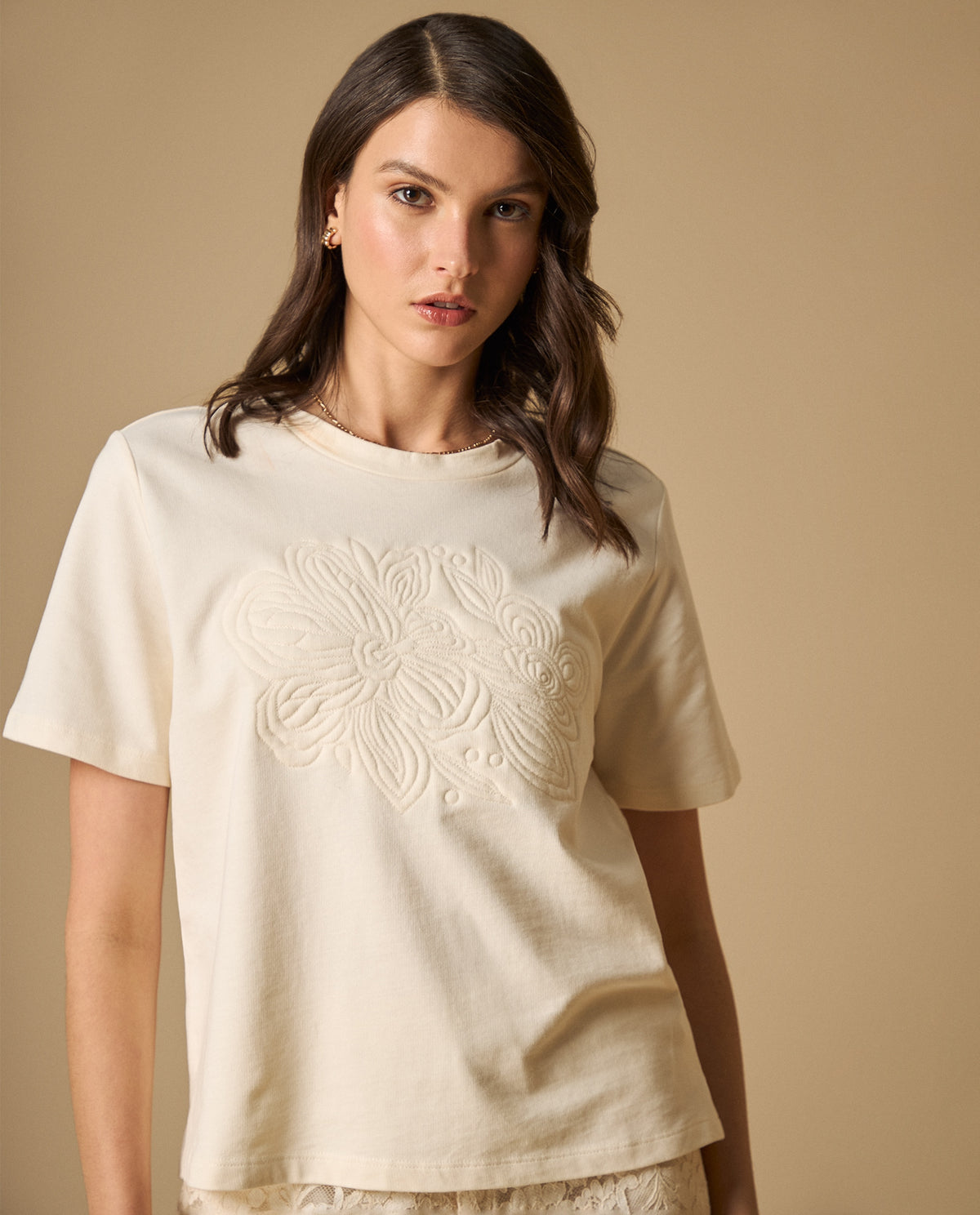 Camiseta manga corta con bordado floral en relieve para mujer - Crudo 34_601H202_CRU110110_0