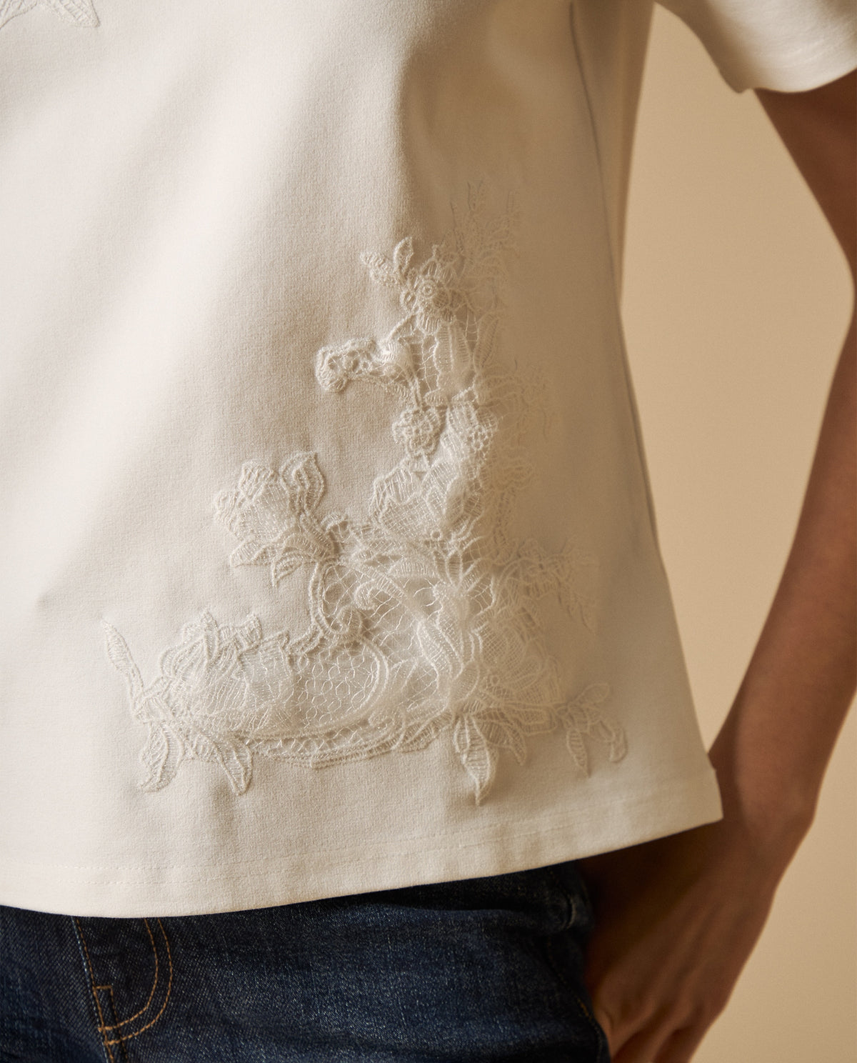 Camiseta manga corta con bordados florales para mujer - Crudo 34_601H216_CRU110604_4