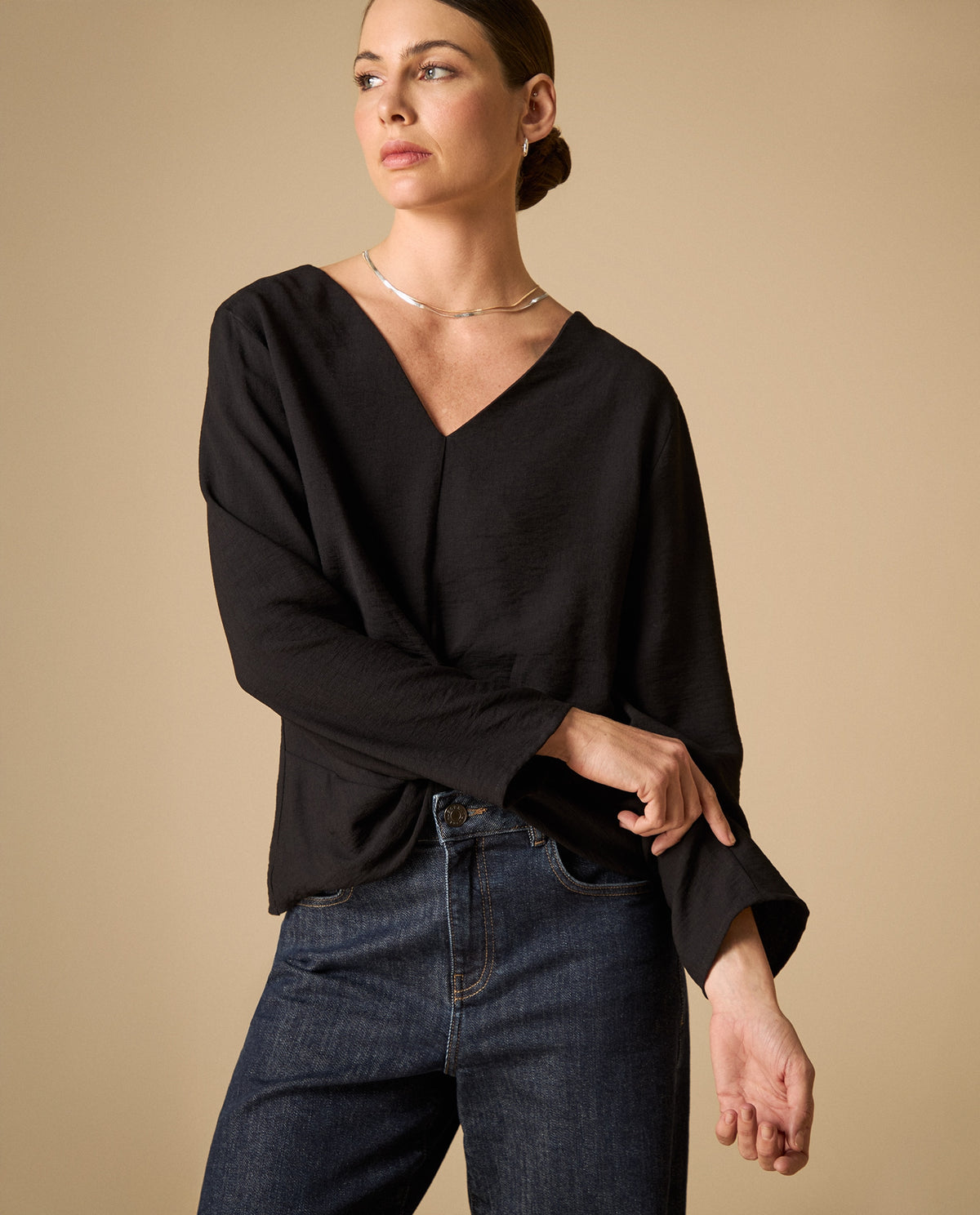Camisa escote V con mangas amplias para mujer - Negro 34_611H007_NEG190303_0