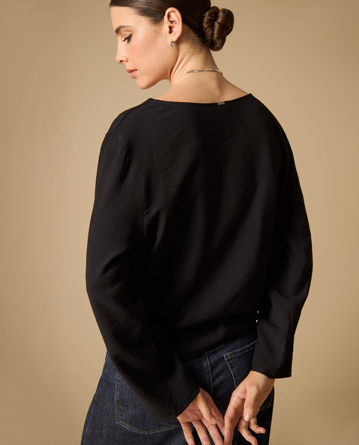 Camisa escote V con mangas amplias para mujer - Negro 34_611H007_NEG190303_4