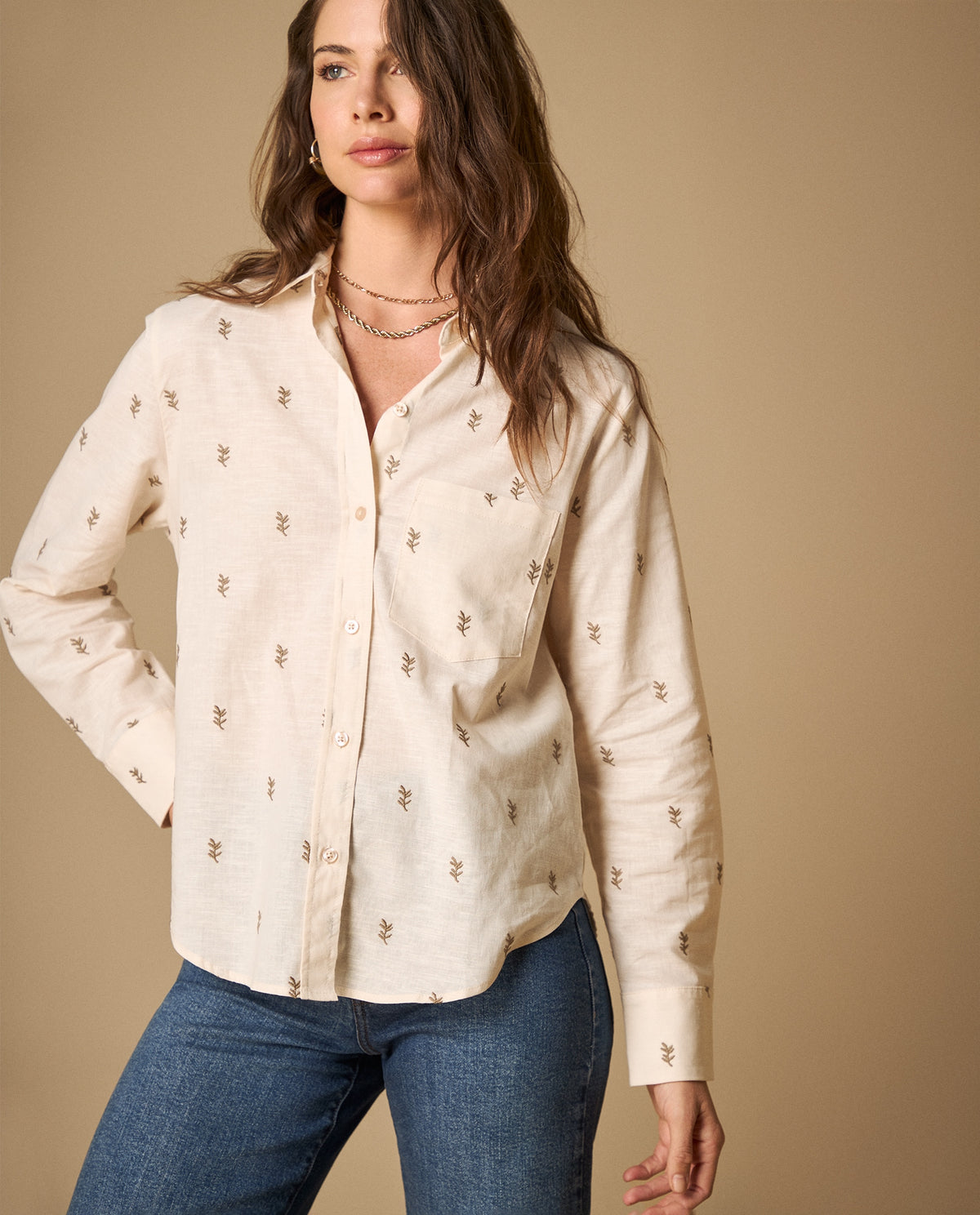 Camisa clásica con motivos botánicos bordados para mujer - Crudo 34_611H010_CRU130905_0