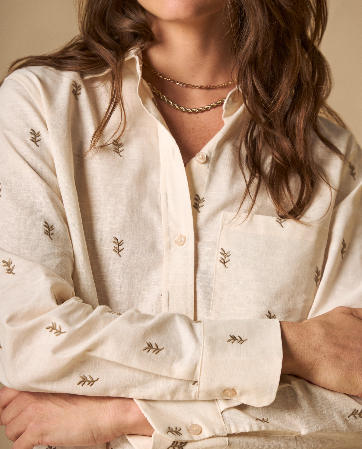 Camisa clásica con motivos botánicos bordados para mujer - Crudo 34_611H010_CRU130905_3