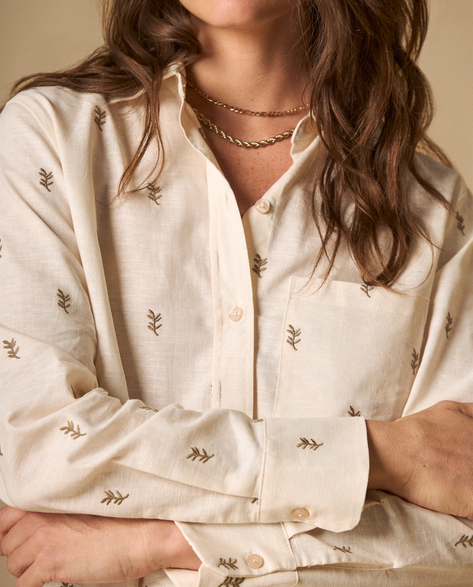 Camisa clásica con motivos botánicos bordados para mujer - Crudo 34_611H010_CRU130905_3