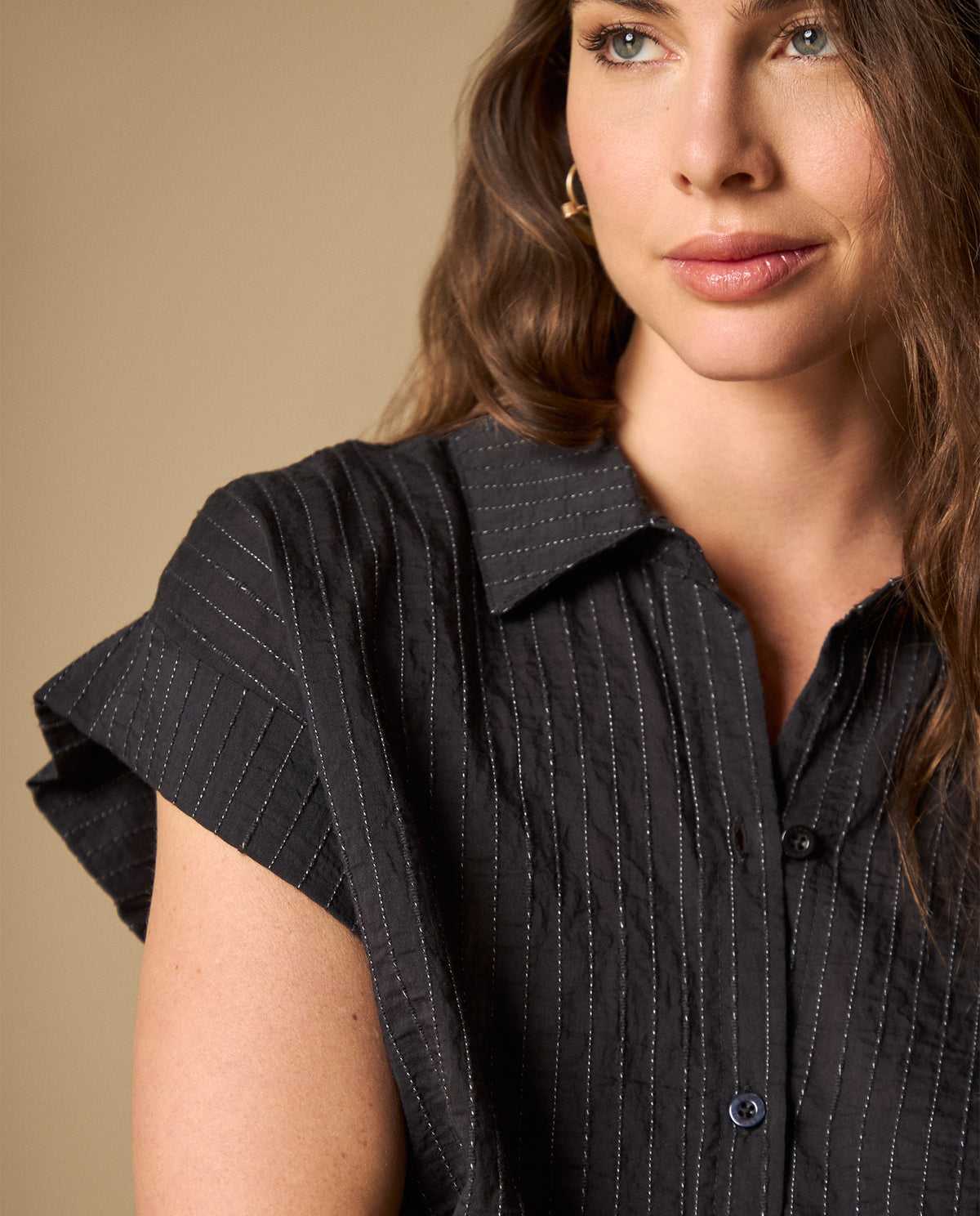 Camisa manga corta con rayas finas verticales para mujer - Negro 34_611H020_NEG190303_3