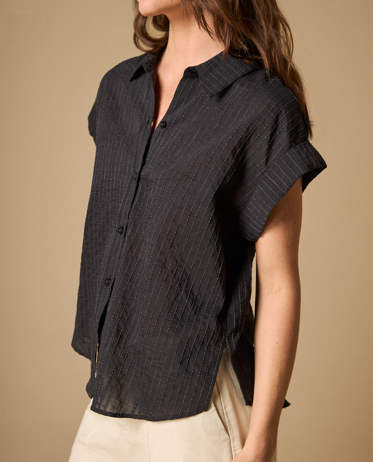 Camisa manga corta con rayas finas verticales para mujer - Negro 34_611H020_NEG190303_4