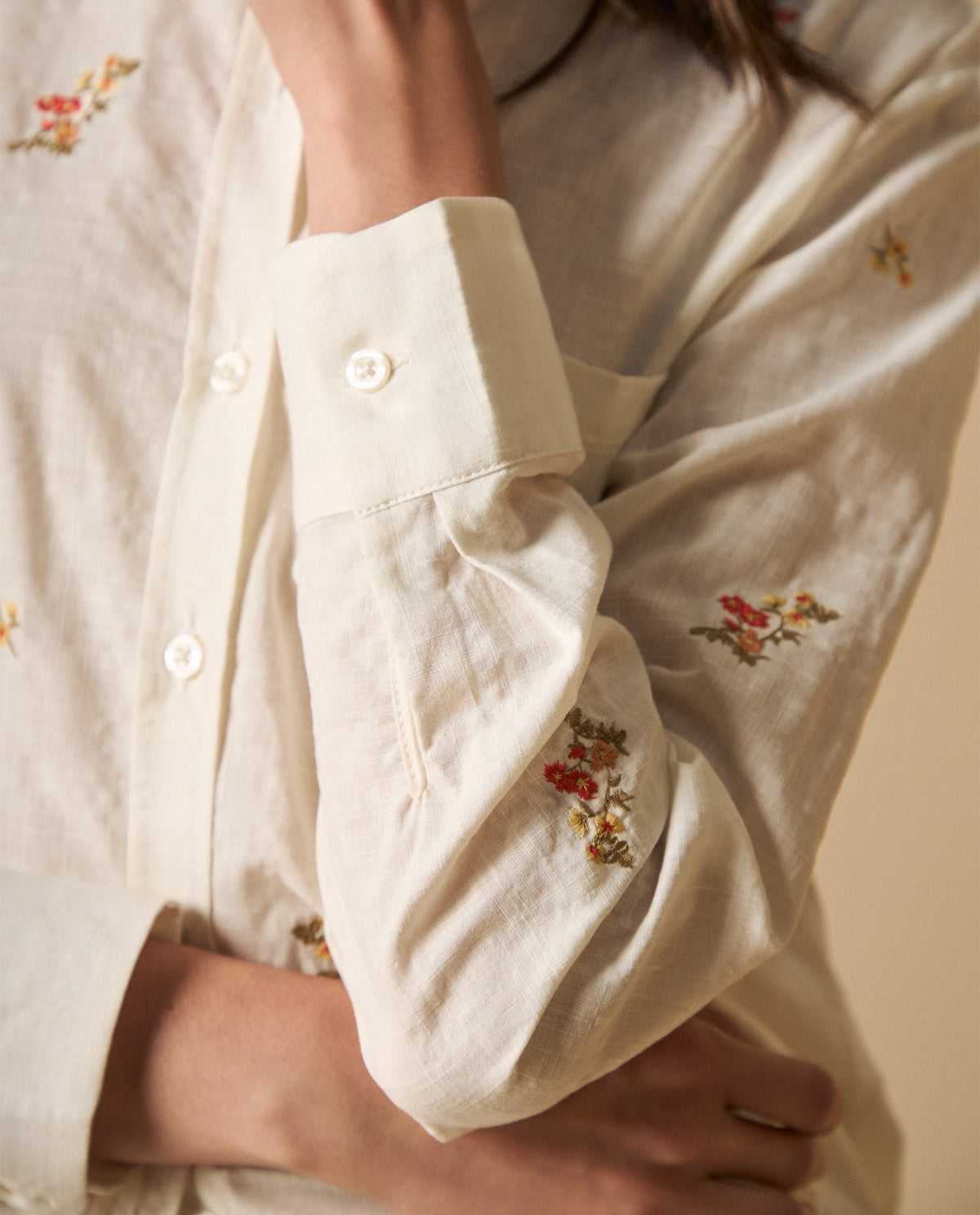Camisa clásica con bordados florales para mujer - Blanco 34_611H048_BLA114202_3