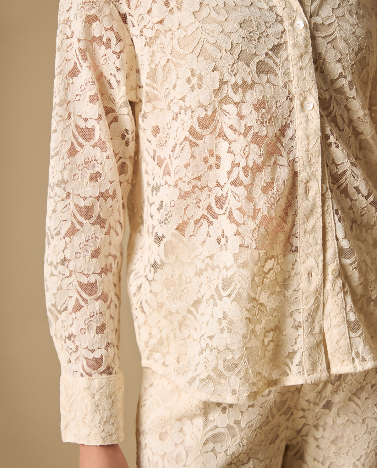 Camisa manga larga con detalles florales para mujer - Crudo 34_611H216_CRU110110_3