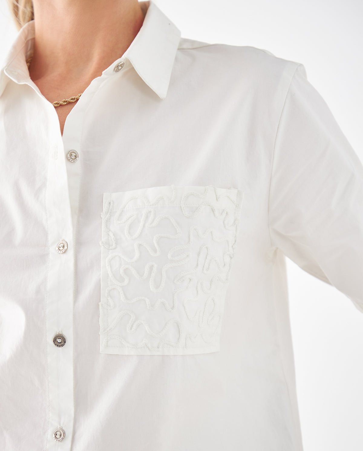 Camisa clásica de botones para mujer - Crudo 34_612F048_CRU110602_3