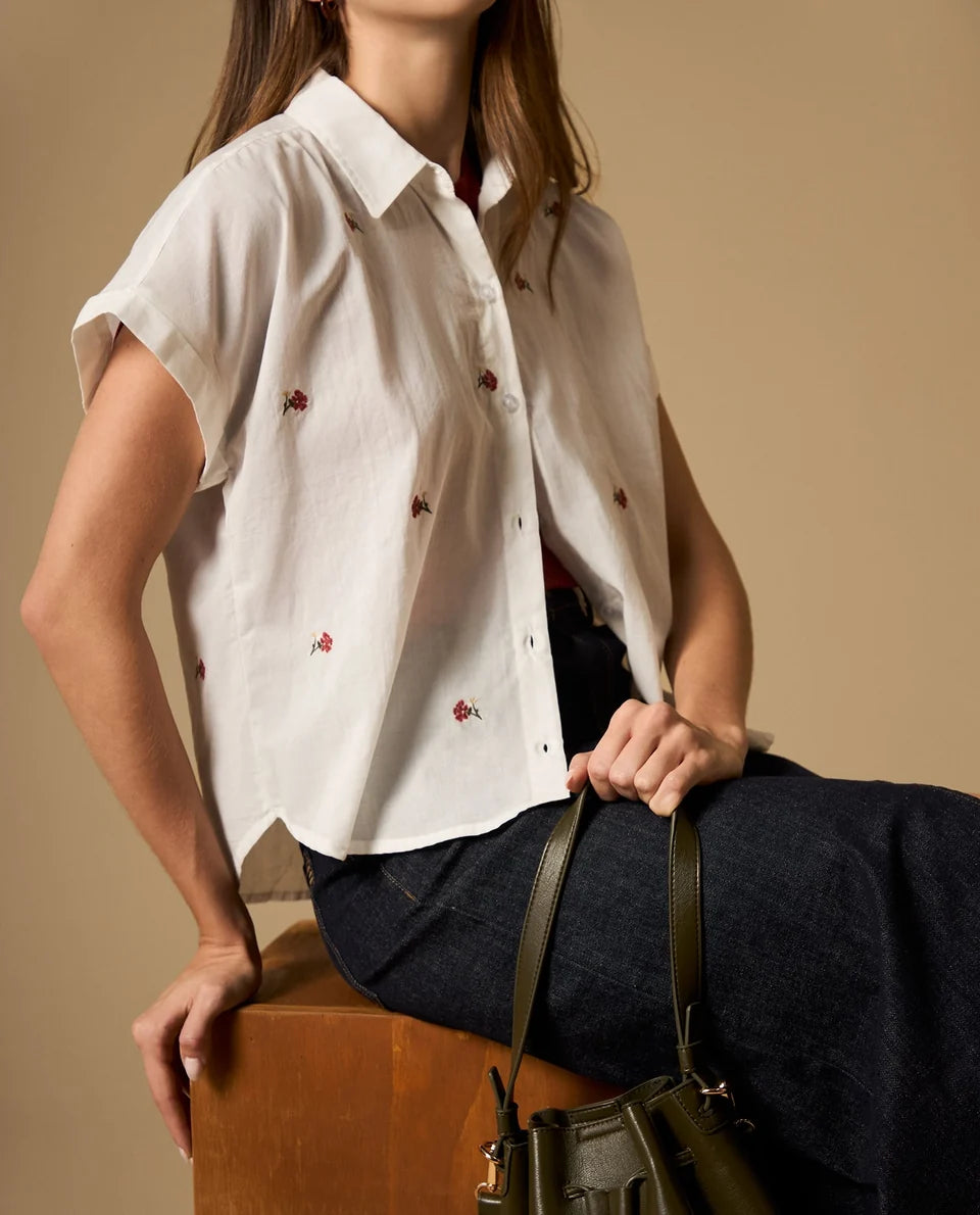 Prueba - Camisa manga corta con bordado floral y cuello camisero - Crudo