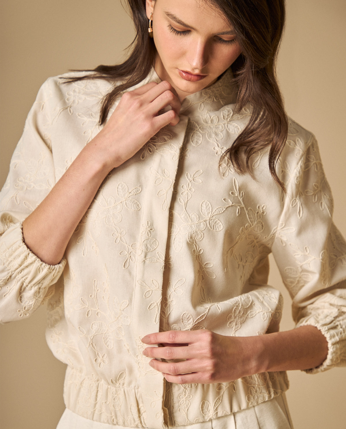 Chaqueta con bordados florales y cuello alto para mujer - Crudo 34_621H014_CRU110604_3
