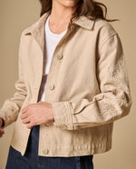 Chaqueta con bordados ornamentales en mangas para mujer - Crudo 34_621H018_CRU110602_0