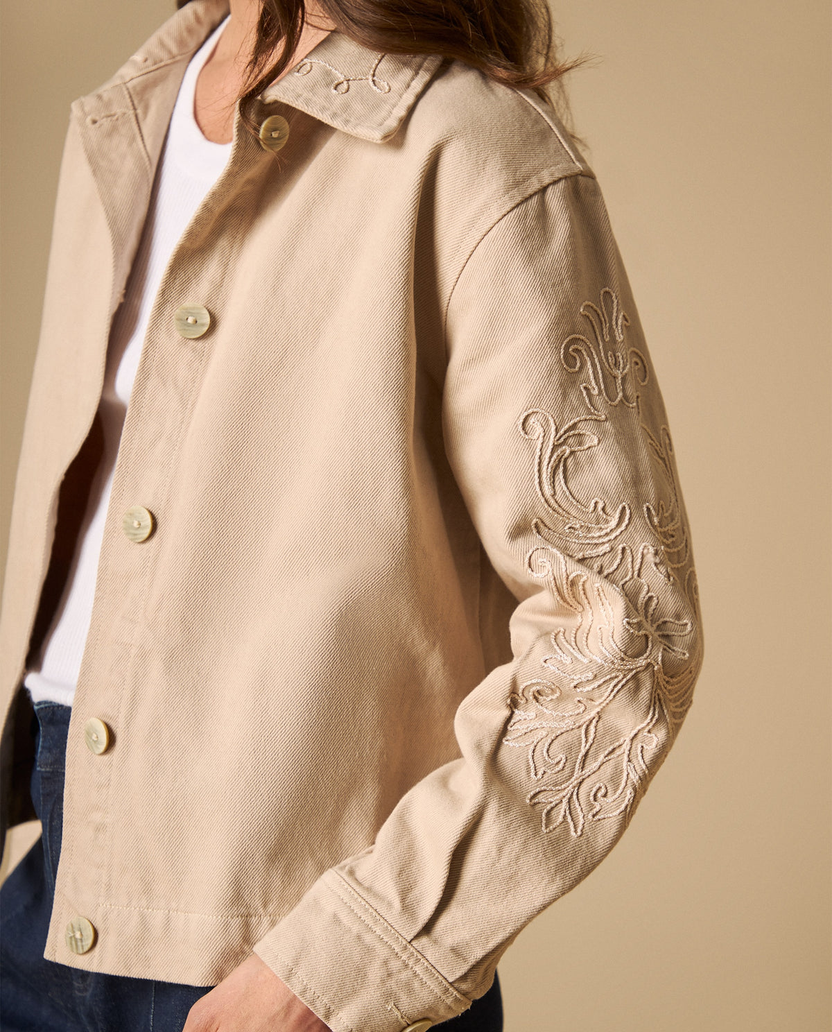 Chaqueta con bordados ornamentales en mangas para mujer - Crudo 34_621H018_CRU110602_4