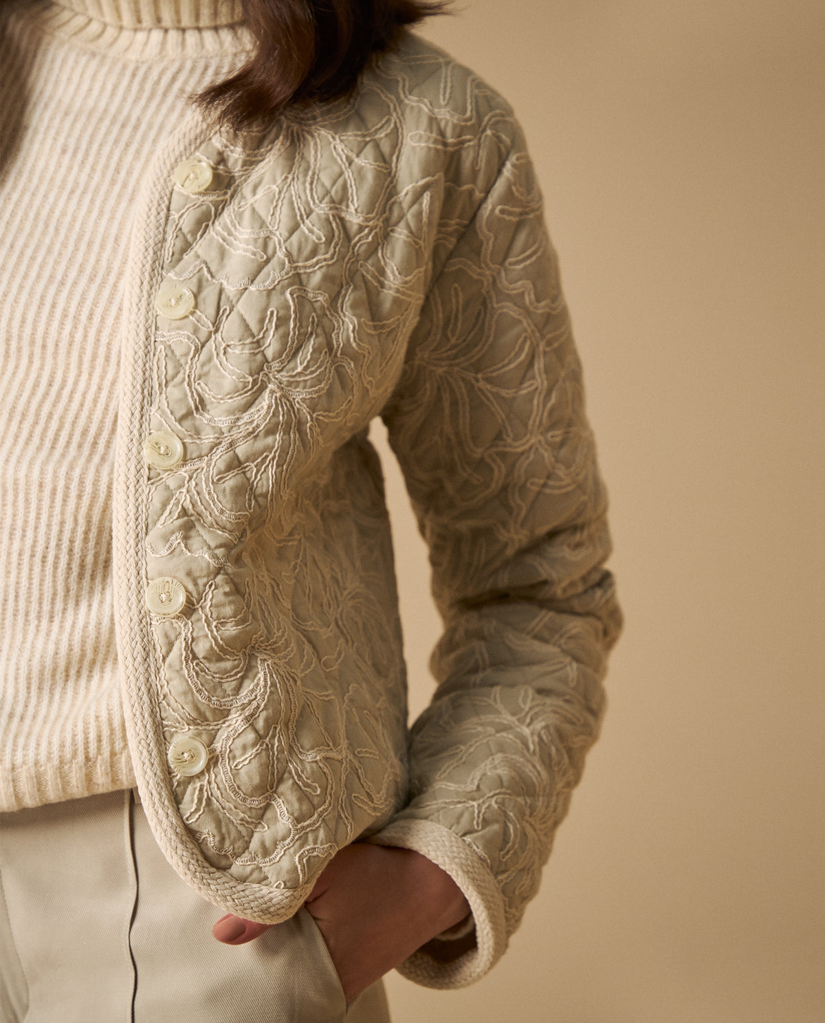 Chaqueta cropped con bordados florales acolchada para mujer - Verde 34_621H200_VER170208_4
