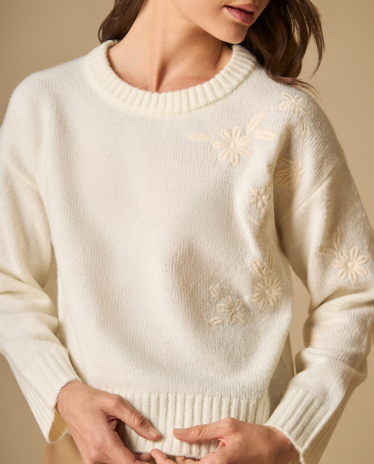 Suéter cuello redondo con bordados florales para mujer - Crudo 34_661H211_CRU111001_3