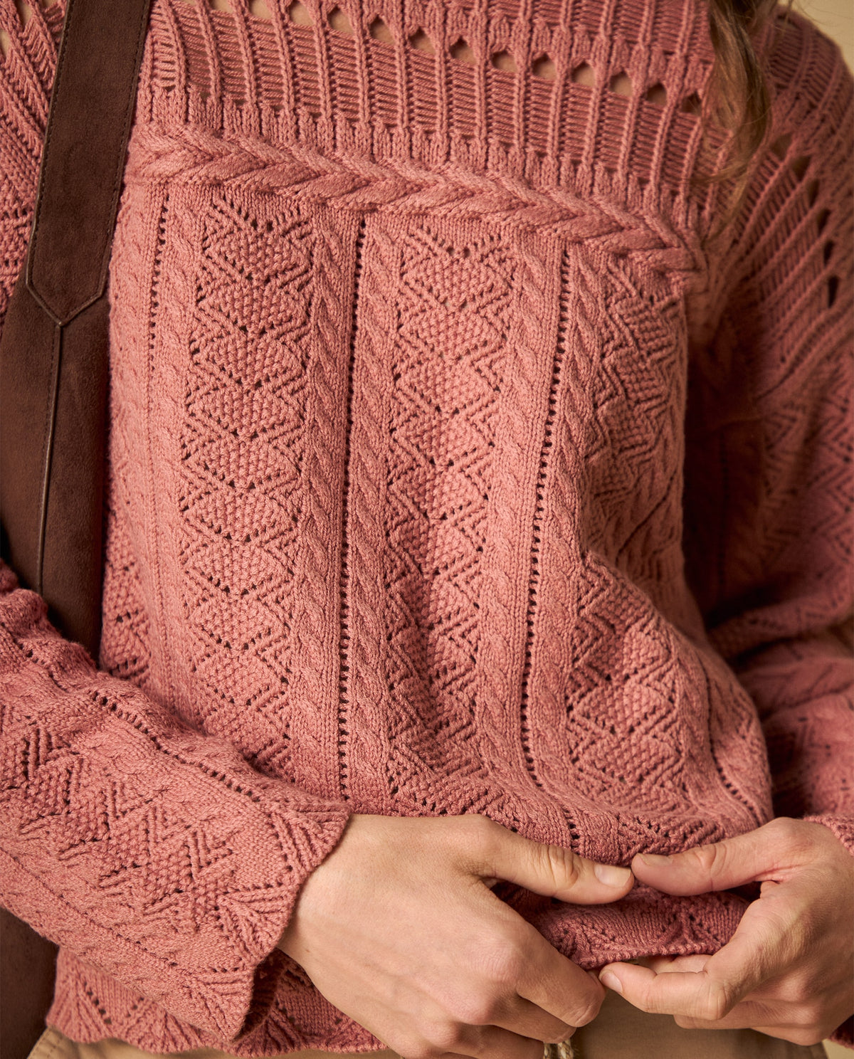 Suéter tejido con patrones de trenzas para mujer - Rosa 34_661H212_ROS141905_3