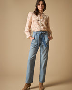 Pantalón con cinturón integrado y bolsillos bordados para mujer - Azul 34_671H000_AZU134110_0