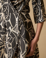 Vestido con estampado floral y cinturón - Negro 34_691H002_NEG190303_5